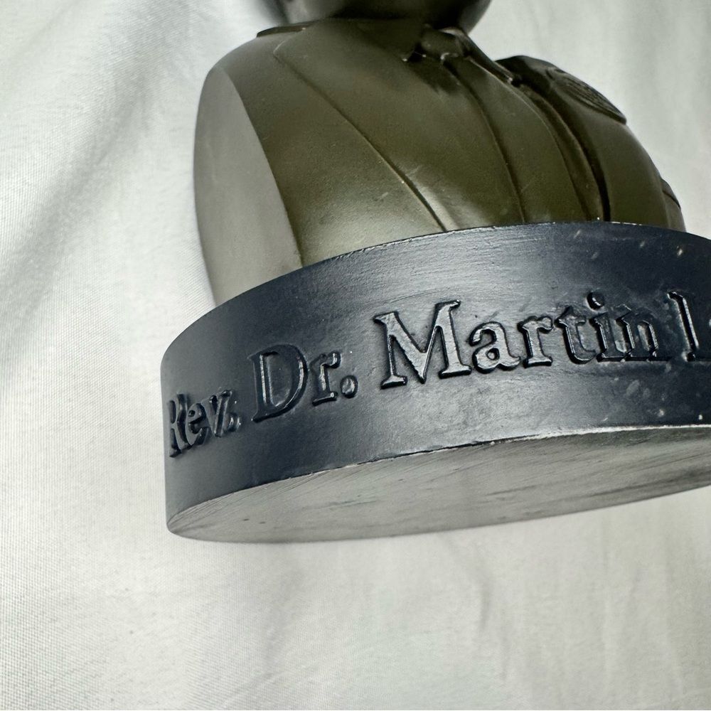 Rev Dr Martin Luther King Jr Resin Bust - Picture 7 of 9